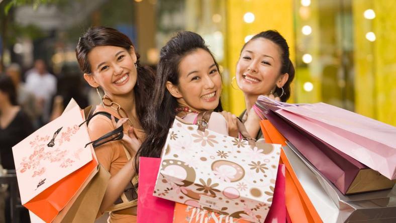 研究完300多个地级市的消费数据,我们发现了一些有趣的东西